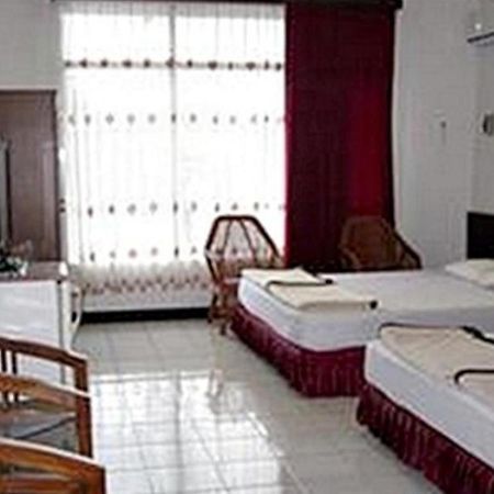 Hotel Santosa Malang Exteriör bild