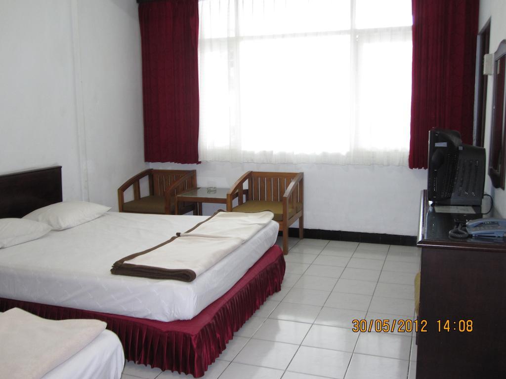 Hotel Santosa Malang Rum bild