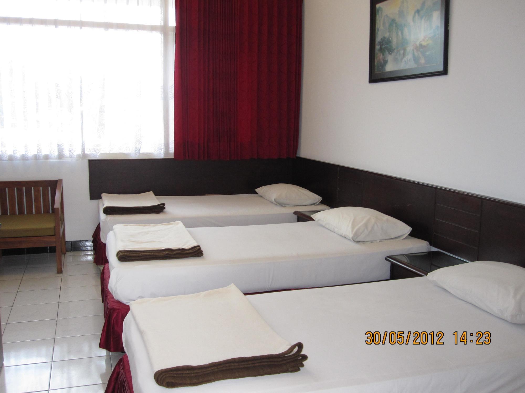 Hotel Santosa Malang Exteriör bild